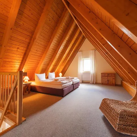 Feriehus Reetdachhaus Mit Schwimmteich In Krienke