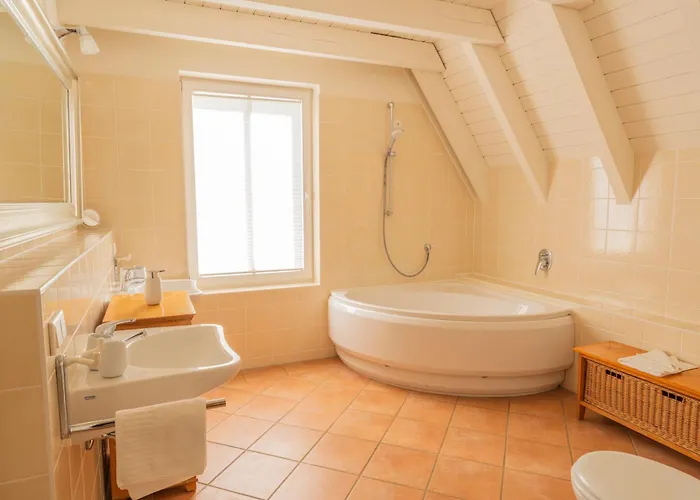 Reetdachhaus Mit Schwimmteich In Krienke Ferienhaus